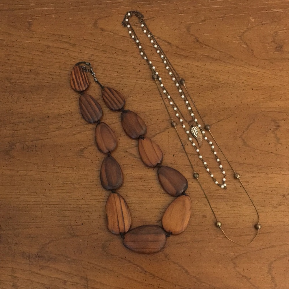 Lot of two necklaces